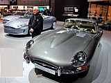 Zurck auf dem Stand von Jaguar Cars. 50 Jahre nach der Premiere mit Norman Dewis, dem damaligen Testfahrer